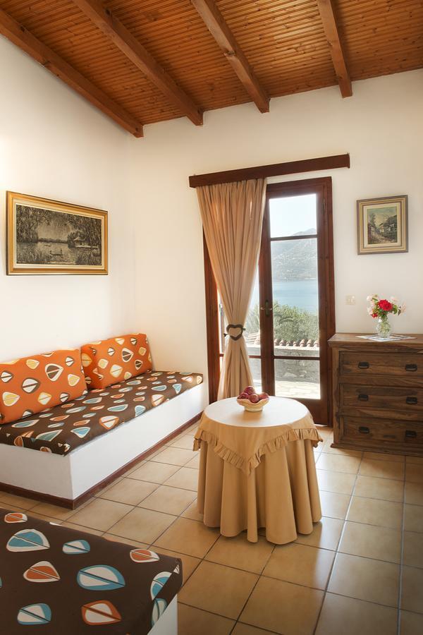 Kotronas Bay Bungalows Pokoj fotografie
